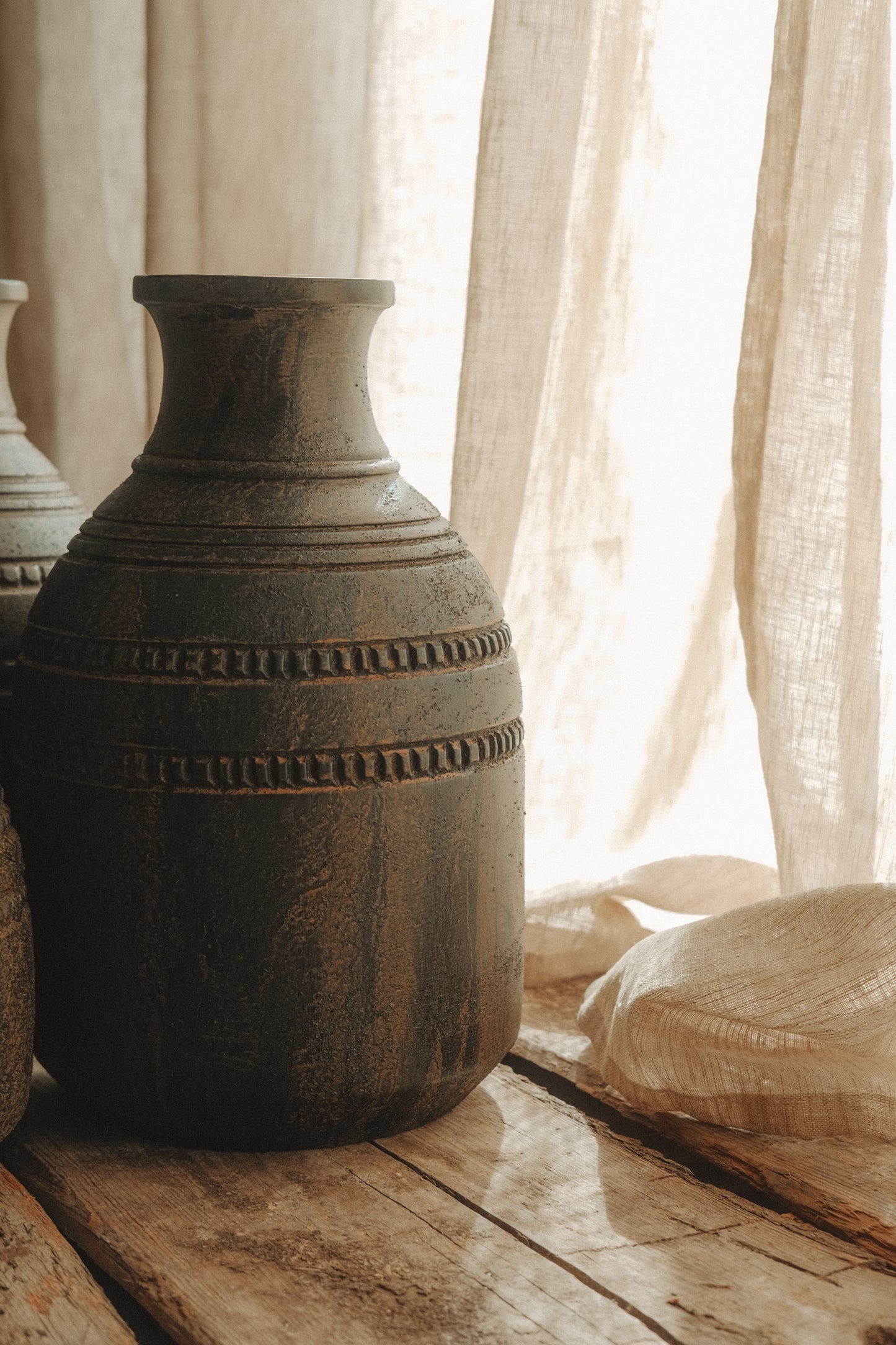 Myrrh vase- Black