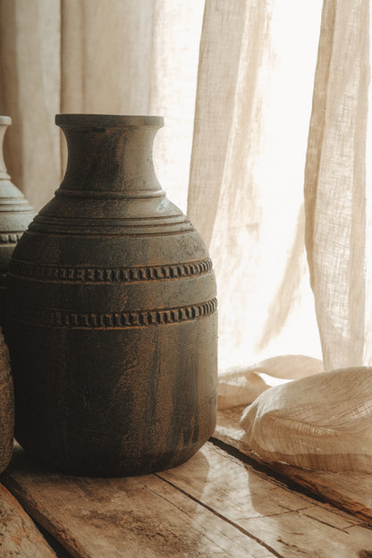 Myrrh vase- Black